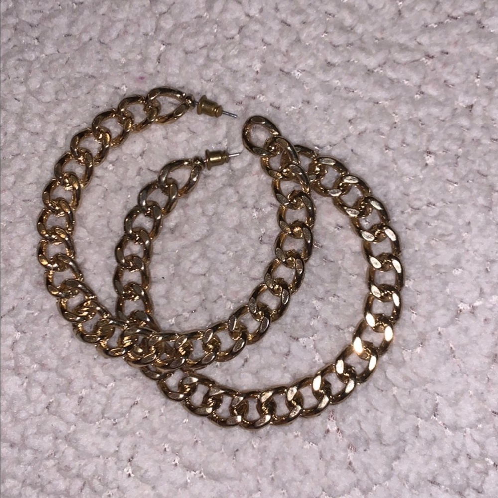Chain style hoops.